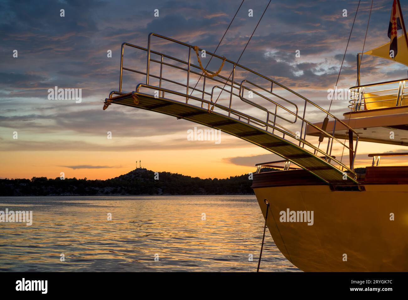 Brücke eines privaten Luxusschiffes bei sibenik im goldenen Licht Stockfoto