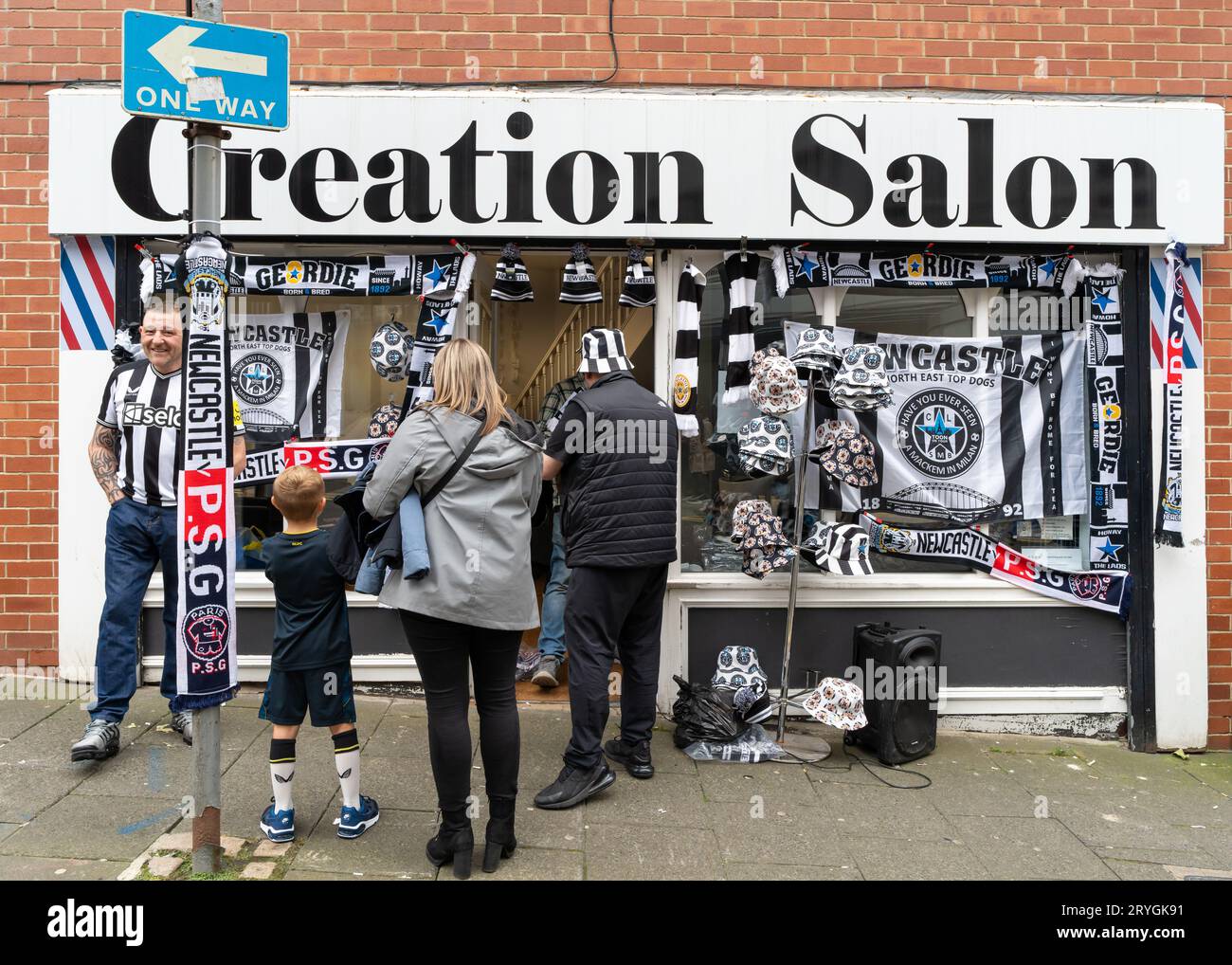 In Newcastle upon Tyne, Großbritannien, gibt es einen Pop-up-Shop, in dem Fans auf dem Weg zum Spiel Schutzhüte, Fahnen und Tücher von Newcastle United kaufen können Stockfoto