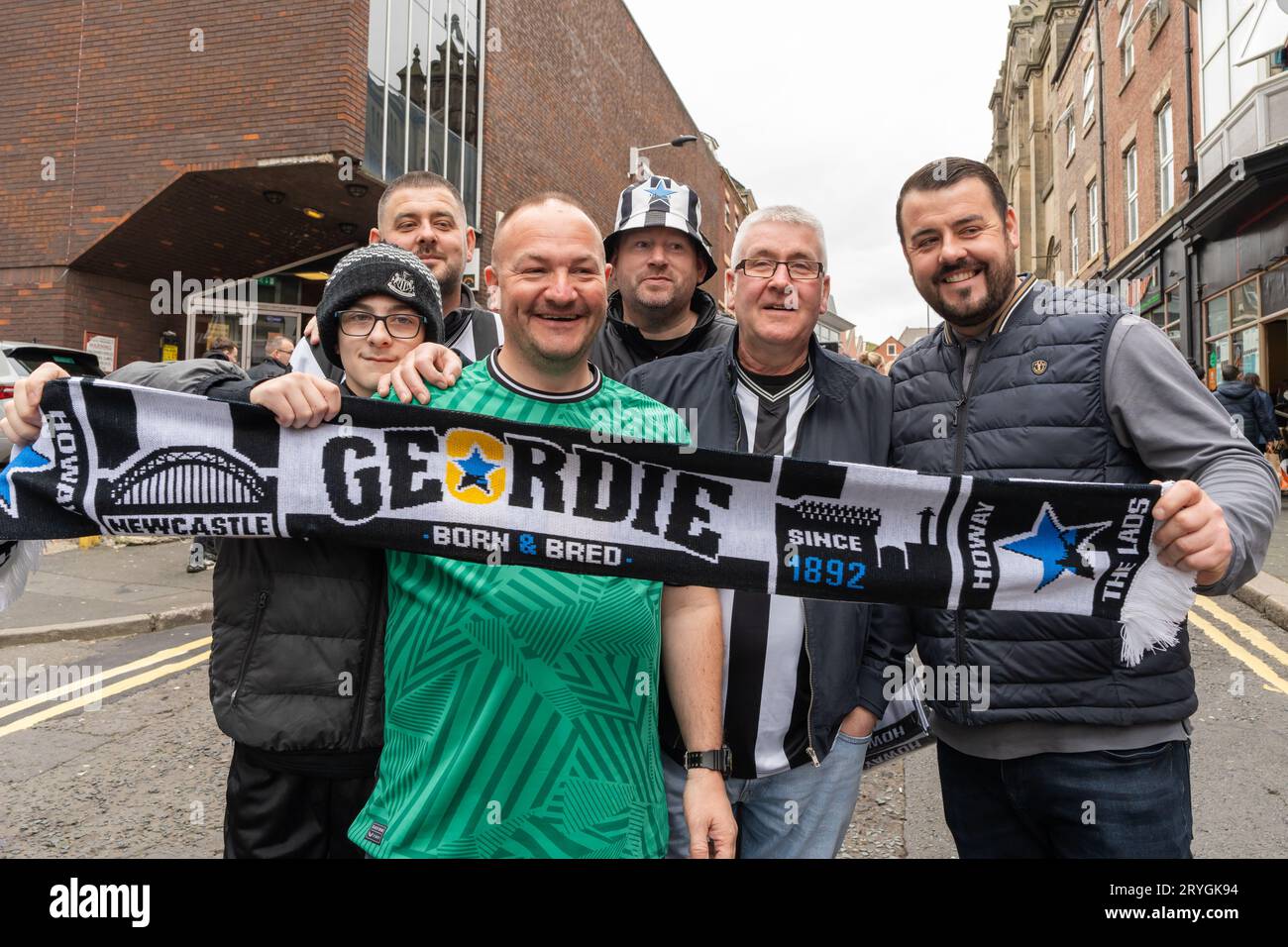 Newcastle United-Fans halten auf dem Weg zum Spiel in Newcastle upon Tyne, Großbritannien, einen Halstuch für ihre Fans. Stockfoto