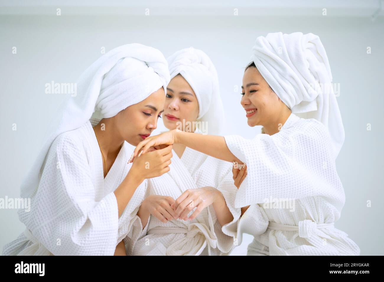 Hübsche Frauen verbringen Zeit im Resort und Spa Hotel. Reise- und Freizeitaktivitätskonzept. Stockfoto
