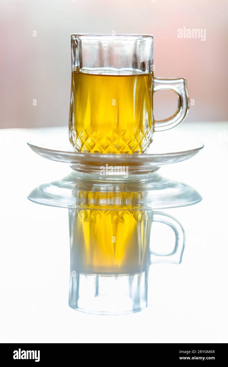 Marokkanischer Tee im Café in der Glasschale, Nahaufnahme Stockfoto