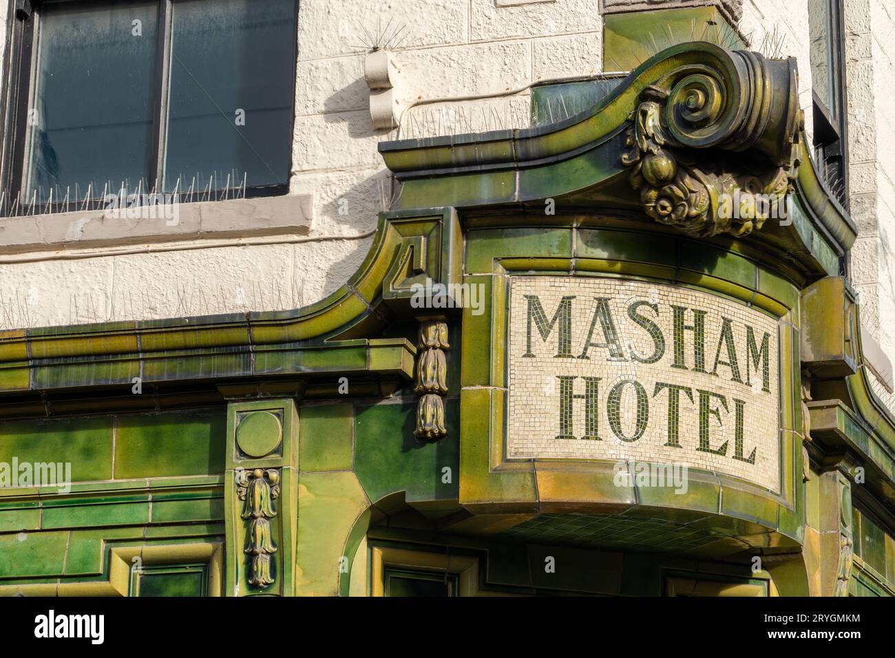 Das traditionelle, grüne Kitching und Lee Tiled Masham Hotel, heute Navigator North Kunstorganisation im Stadtzentrum von Middlesbrough, Großbritannien Stockfoto