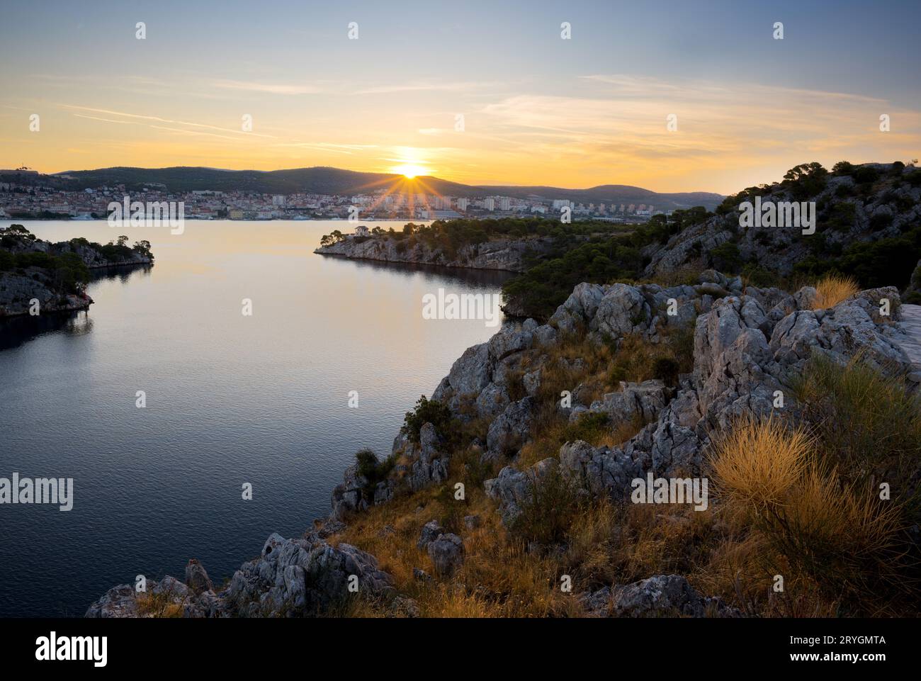 Sonnenaufgang über der Bucht von Sibenik in Kroatien Stockfoto