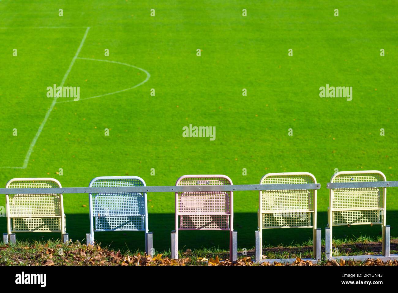 Bank an der Sideline eines Fußballfeldes Stockfoto