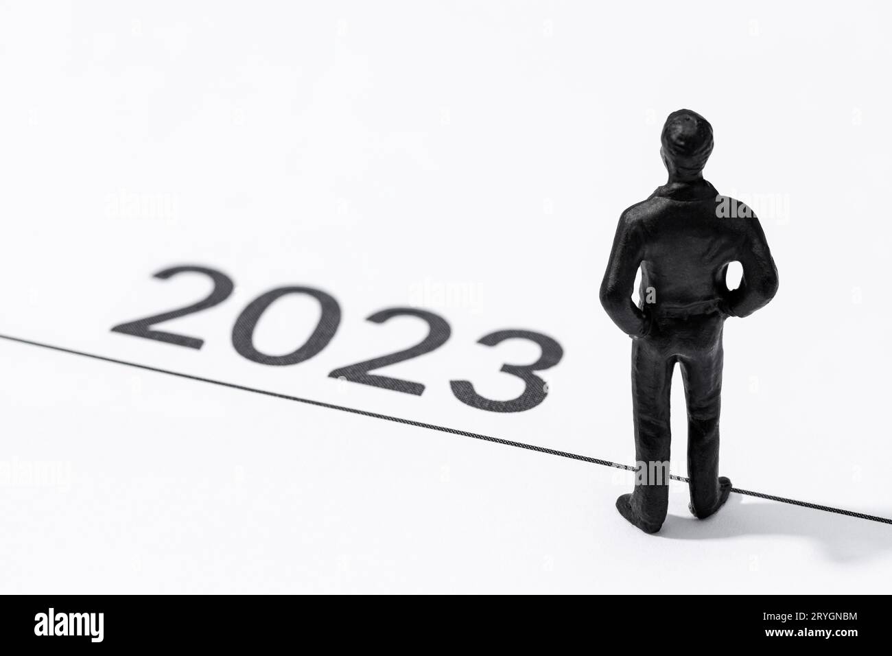 2023-Jahr-Start-Konzept. Figur auf der Startlinie mit Blick in die Zukunft Stockfoto