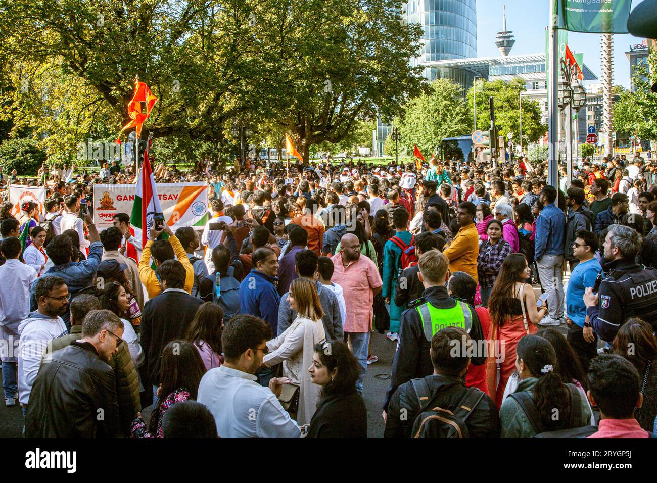 Fest des indischen Elefantengottes Ganesh Chaturthi auf der Kö NUR FÜR REDAKTIONELLE VERWENDUNG *** Festival des indischen Elefantengottes Ganesh Chaturthi auf der Kö NUR ZUR REDAKTIONELLEN VERWENDUNG. Bildnachweis: Imago/Alamy Live News Stockfoto Fest des indischen Elefantengottes Ganesh Chaturthi auf der Kö NUR FÜR REDAKTIONELLE VERWENDUNG *** Festival des indischen Elefantengottes Ganesh Chaturthi auf der Kö NUR ZUR REDAKTIONELLEN VERWENDUNG. Bildnachweis: Imago/Alamy Live News Stockfoto