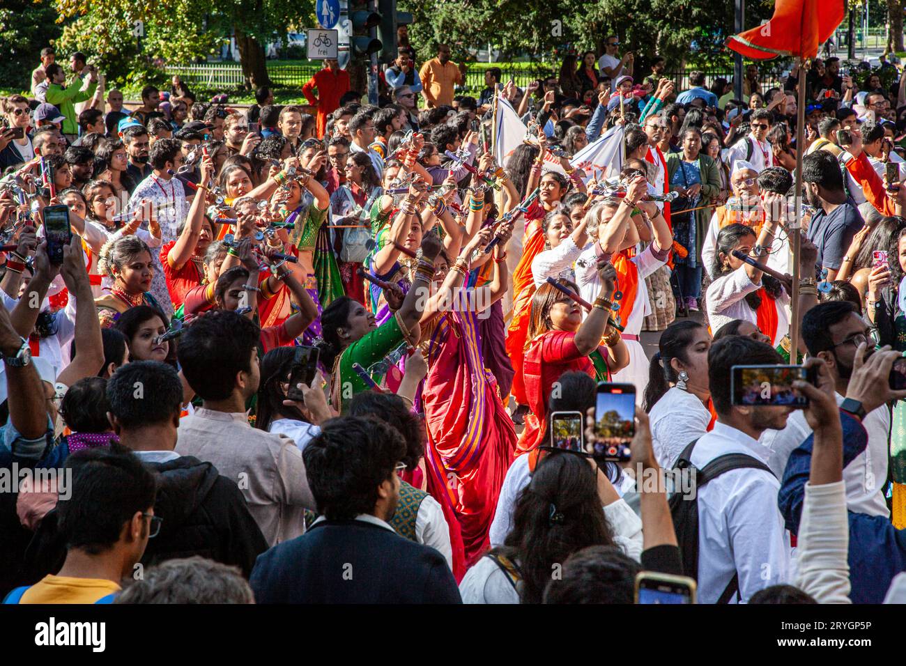 Fest des indischen Elefantengottes Ganesh Chaturthi auf der Kö NUR FÜR REDAKTIONELLE VERWENDUNG *** Festival des indischen Elefantengottes Ganesh Chaturthi auf der Kö NUR ZUR REDAKTIONELLEN VERWENDUNG. Bildnachweis: Imago/Alamy Live News Stockfoto Fest des indischen Elefantengottes Ganesh Chaturthi auf der Kö NUR FÜR REDAKTIONELLE VERWENDUNG *** Festival des indischen Elefantengottes Ganesh Chaturthi auf der Kö NUR ZUR REDAKTIONELLEN VERWENDUNG. Bildnachweis: Imago/Alamy Live News Stockfoto