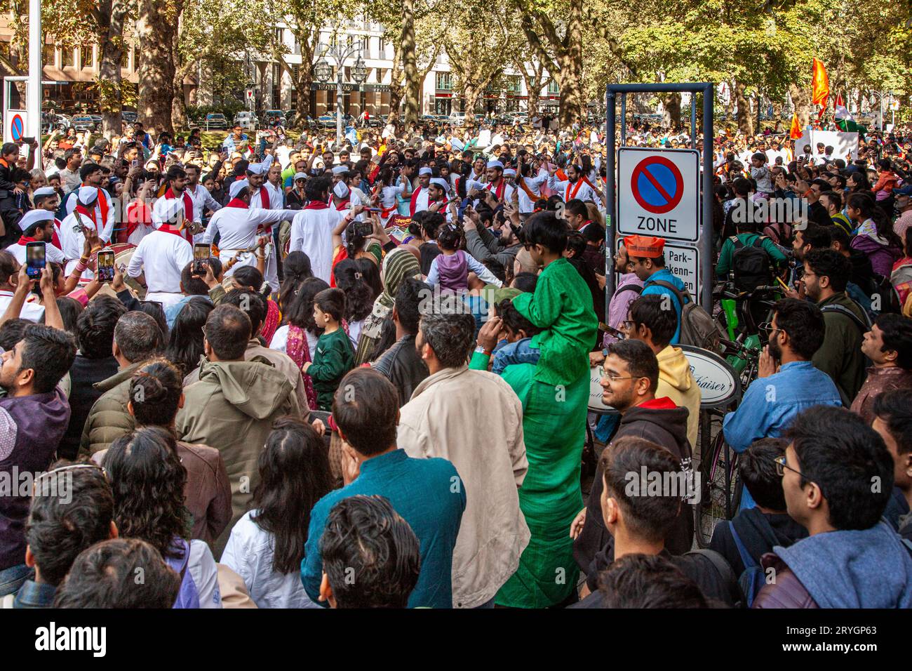 Fest des indischen Elefantengottes Ganesh Chaturthi auf der Kö NUR FÜR REDAKTIONELLE VERWENDUNG *** Festival des indischen Elefantengottes Ganesh Chaturthi auf der Kö NUR ZUR REDAKTIONELLEN VERWENDUNG. Bildnachweis: Imago/Alamy Live News Stockfoto Fest des indischen Elefantengottes Ganesh Chaturthi auf der Kö NUR FÜR REDAKTIONELLE VERWENDUNG *** Festival des indischen Elefantengottes Ganesh Chaturthi auf der Kö NUR ZUR REDAKTIONELLEN VERWENDUNG. Bildnachweis: Imago/Alamy Live News Stockfoto