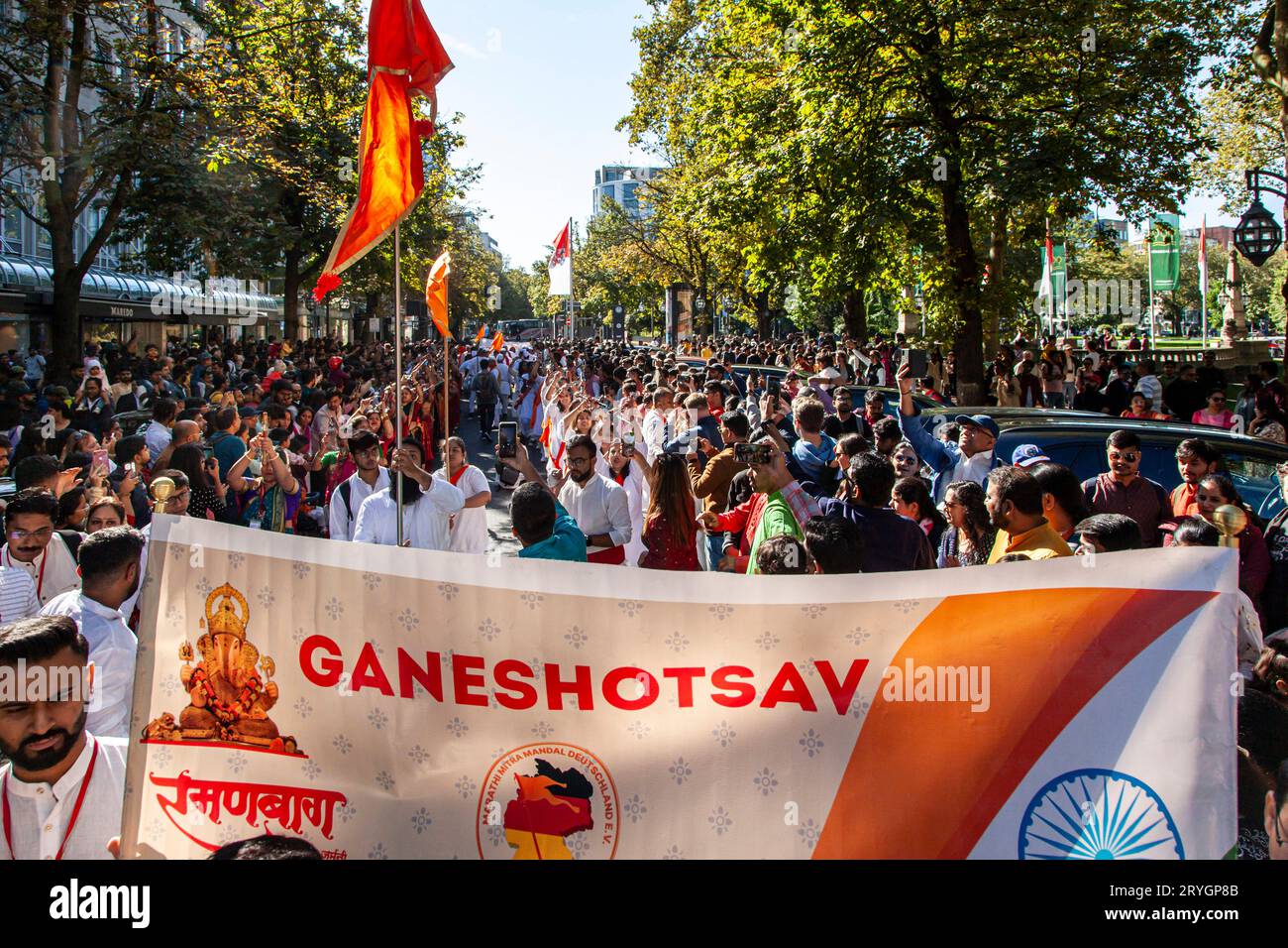 Fest des indischen Elefantengottes Ganesh Chaturthi auf der Kö NUR FÜR REDAKTIONELLE VERWENDUNG *** Festival des indischen Elefantengottes Ganesh Chaturthi auf der Kö NUR ZUR REDAKTIONELLEN VERWENDUNG. Stockfoto Fest des indischen Elefantengottes Ganesh Chaturthi auf der Kö NUR FÜR REDAKTIONELLE VERWENDUNG *** Festival des indischen Elefantengottes Ganesh Chaturthi auf der Kö NUR ZUR REDAKTIONELLEN VERWENDUNG. Stockfoto