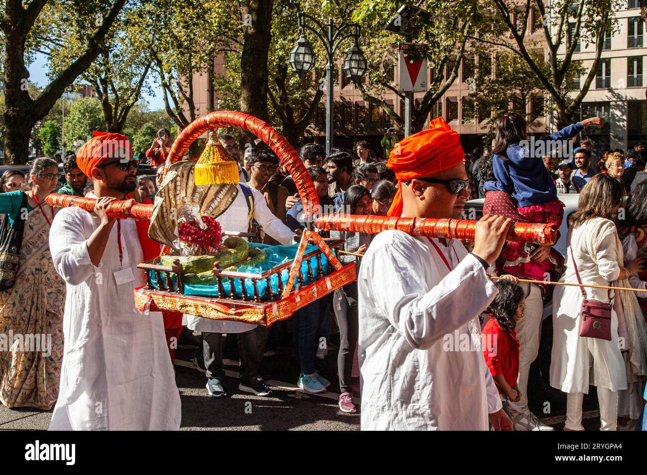 Fest des indischen Elefantengottes Ganesh Chaturthi auf der Kö NUR FÜR REDAKTIONELLE VERWENDUNG *** Festival des indischen Elefantengottes Ganesh Chaturthi auf der Kö NUR ZUR REDAKTIONELLEN VERWENDUNG. Stockfoto Fest des indischen Elefantengottes Ganesh Chaturthi auf der Kö NUR FÜR REDAKTIONELLE VERWENDUNG *** Festival des indischen Elefantengottes Ganesh Chaturthi auf der Kö NUR ZUR REDAKTIONELLEN VERWENDUNG. Stockfoto
