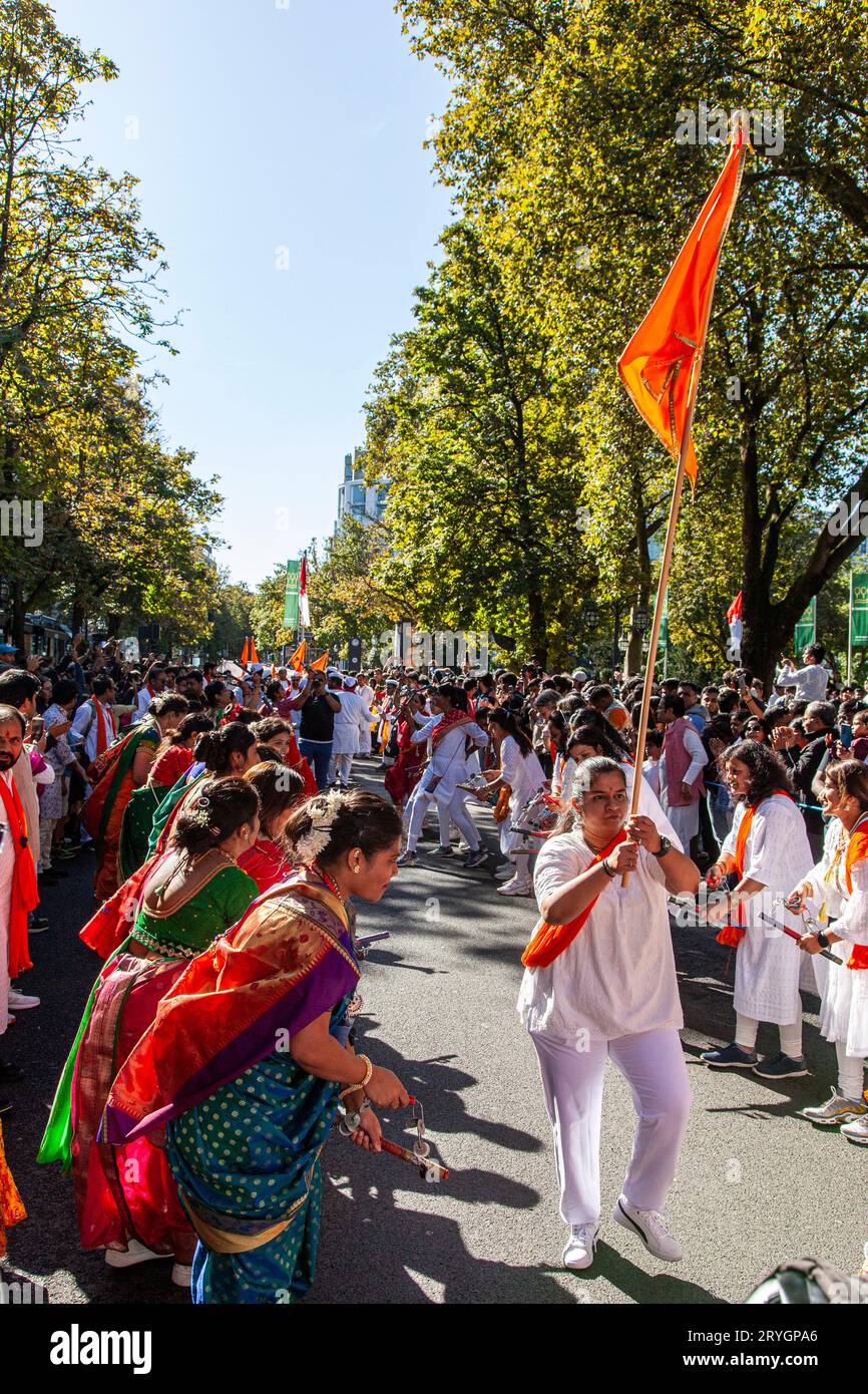 Fest des indischen Elefantengottes Ganesh Chaturthi auf der Kö NUR FÜR REDAKTIONELLE VERWENDUNG *** Festival des indischen Elefantengottes Ganesh Chaturthi auf der Kö NUR ZUR REDAKTIONELLEN VERWENDUNG. Stockfoto Fest des indischen Elefantengottes Ganesh Chaturthi auf der Kö NUR FÜR REDAKTIONELLE VERWENDUNG *** Festival des indischen Elefantengottes Ganesh Chaturthi auf der Kö NUR ZUR REDAKTIONELLEN VERWENDUNG. Stockfoto