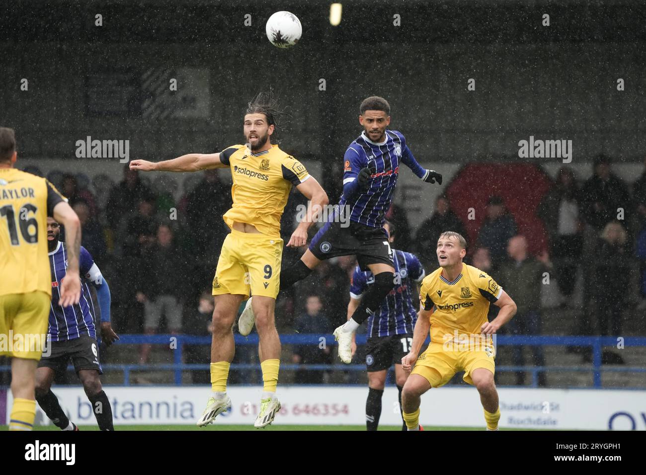 Rochdale gegen Southend Utd 30. September 2023. Crown Oil Arena Rochdale Vanarama National League Rochdale 2 Southend Utd 2. Harry Cardwell stellt sich mit Rochdales Tyrese Sinclair vor die Herausforderung, einen Kopfball zu gewinnen Stockfoto