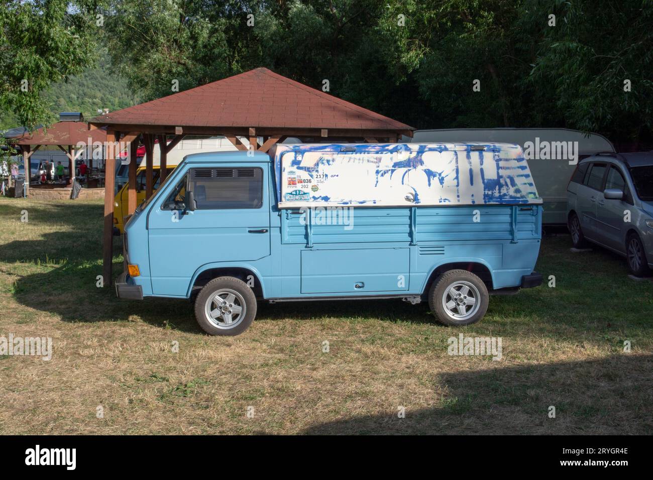 Nova Bana, Slowakei - 15. Juli 2022: Retro-Auto-Minibus Volkswagen Transporter T3 bei einer Oldtimer-Rallye. Blauer Volkswagen Stockfoto