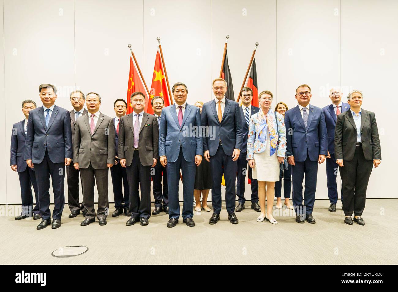 01. Oktober 2023, Hessen, Frankfurt/Main: He Lifeng (Mitte, l-r), Stellvertretende Premierministerin der Volksrepublik China, Marianne Kothé (versteckt im Rücken), Leiterin Kommunikation im Bundesministerium der Finanzen, Christian Lindner (FDP), Bundesfinanzminister, Heiko Thoms, Staatssekretärin im Bundesfinanzministerium, Patricia Flor, deutsche Botschafterin in der Volksrepublik China, Eva Wimmer, Leiterin der Abteilung Finanzmarktpolitik im Bundesministerium der Finanzen, Joachim Nagel, Präsident der Deutschen Bundesbank, Rupert Schaefer, Geschäftsführer der FEDE Stockfoto