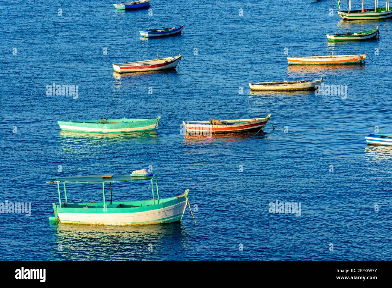 Rustikale Holzfischboote im Meer Stockfoto