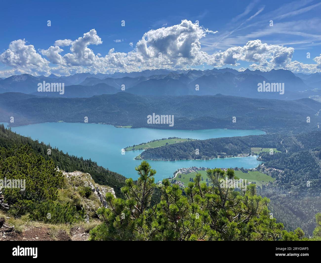 Blick vom Herzogstand zum Walchensee in Bayern (Deutschland) Stockfoto