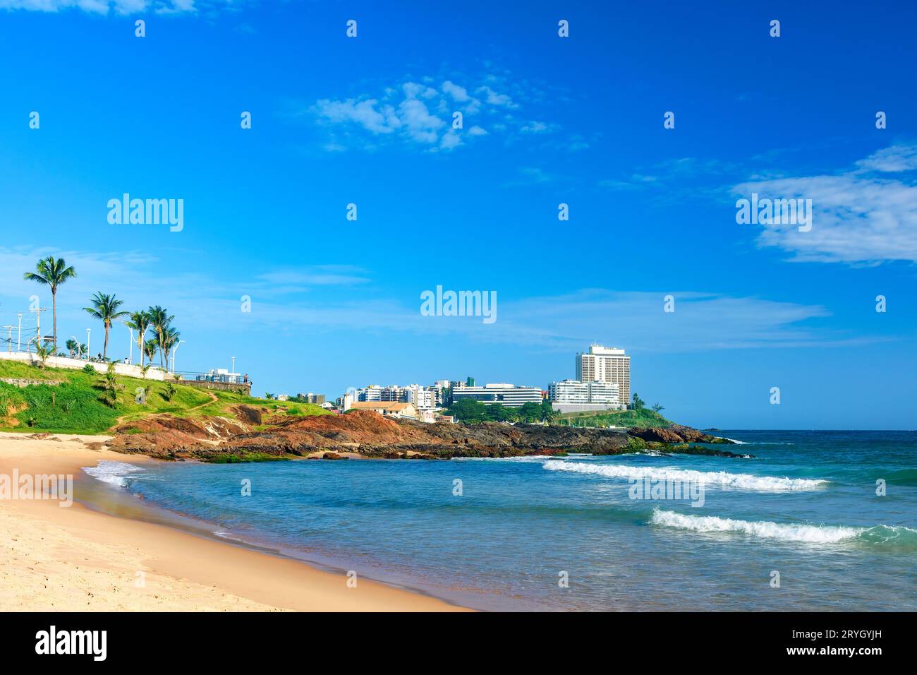 Patience Beach mit ruhigem und transparentem Wasser in Salvador Stockfoto