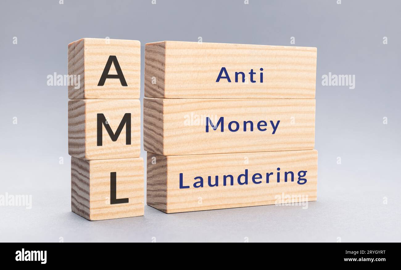 AML Anti Money Laundering Text auf Holzblöcken auf grauem Hintergrund Stockfoto