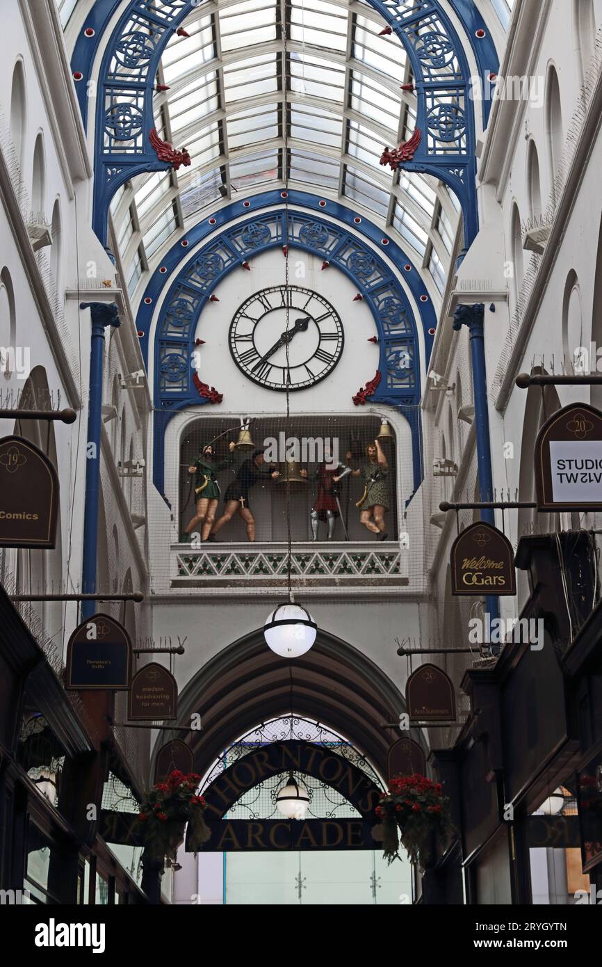 Die Ivanhoe-Uhr befindet sich im westlichen Ende von Thorntons Arkade, Leeds Stockfoto
