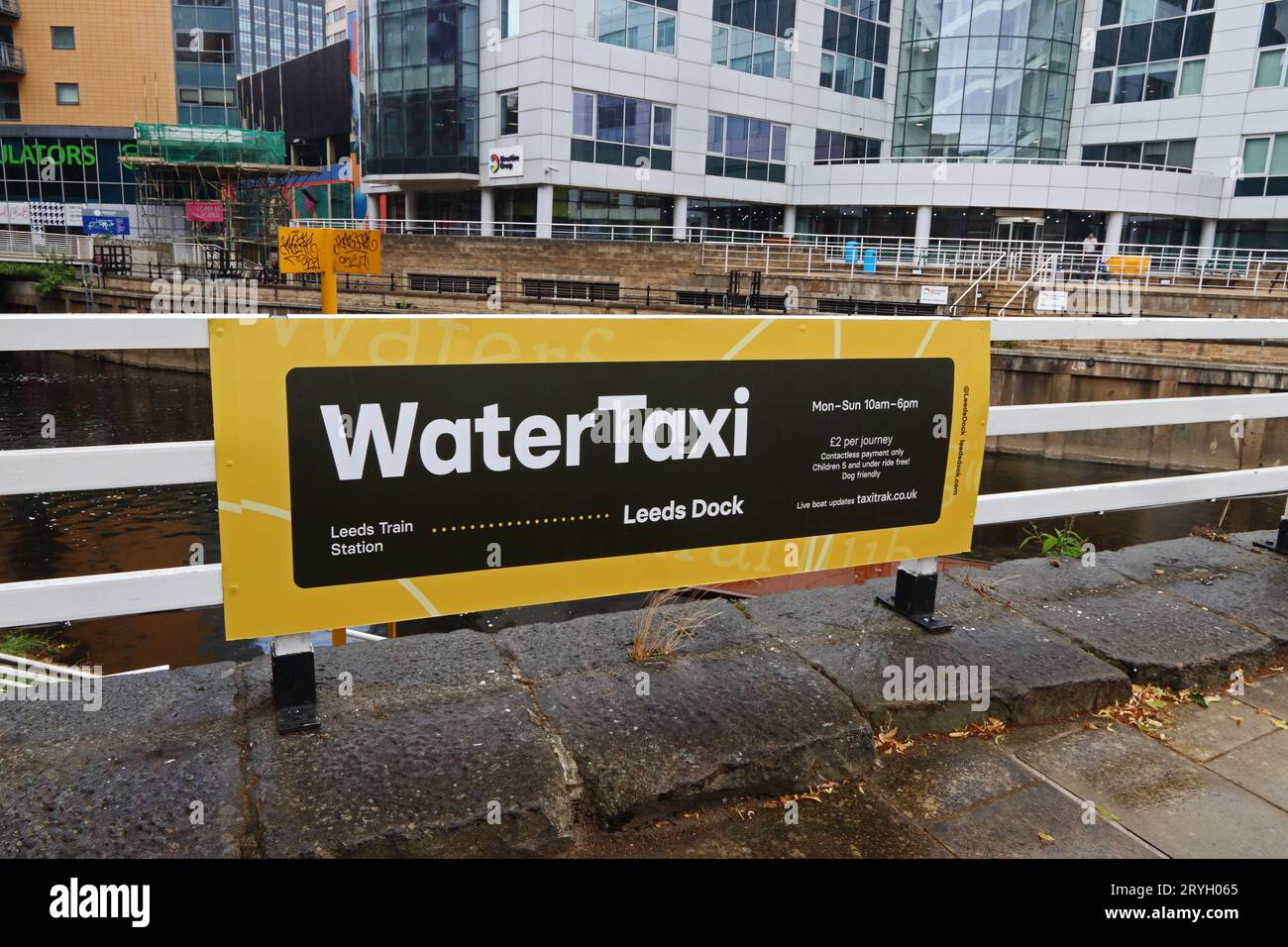 Schilder für ein Wassertaxi, das von Granary Wharf zum Leeds Dock, Leeds fährt Stockfoto