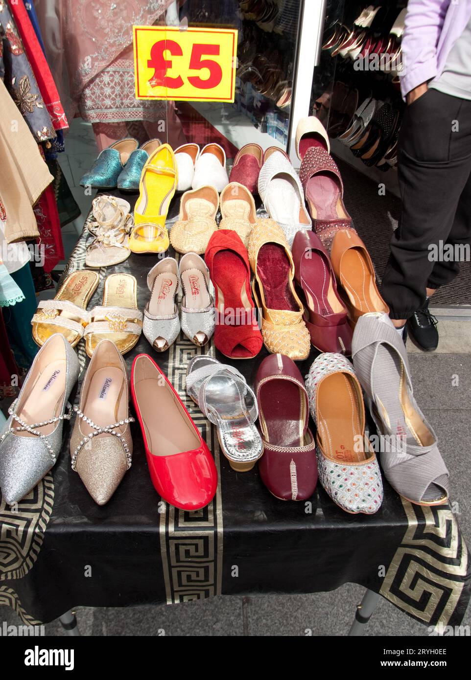 Schuhe im Angebot, Outwear-Shop, Southall, London, Großbritannien Stockfoto