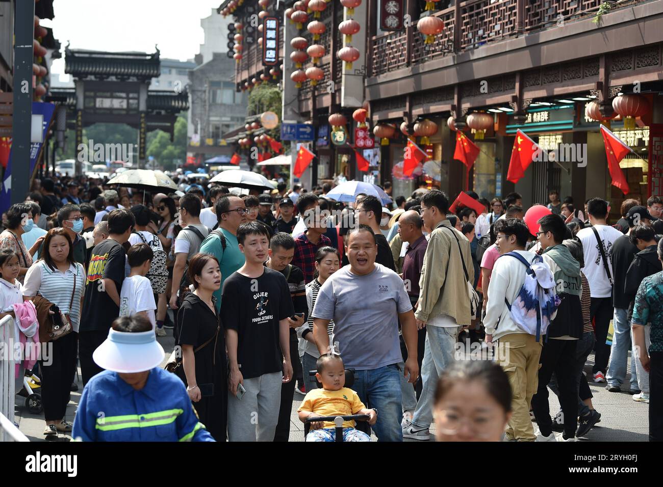 NANJING, CHINA - 1. OKTOBER 2023 - Touristen besuchen den malerischen Ort des Konfuzius-Tempels während des chinesischen Nationalfeiertags in Nanjing, provinz Jiangsu Stockfoto