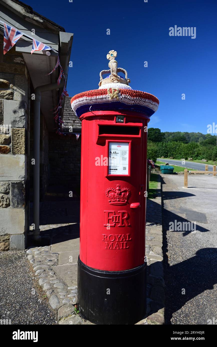 Ein freistehender Briefkasten mit Strickoberteil in Bolton Abbey, North Yorkshire. Stockfoto