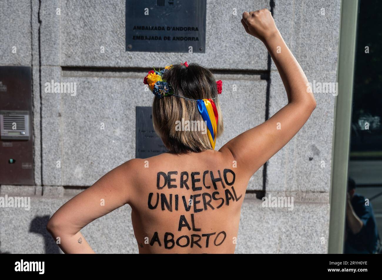 Madrid, Spanien. Oktober 2023. Eine Aktivistin der feministischen Gruppe FEMEN zeigt auf ihrem Rücken eine Botschaft mit der Aufschrift "universelles Recht auf Abtreibung", die vor der Botschaft von Andorra in Madrid protestiert. FEMEN-Aktivisten fordern die Entkriminalisierung der Abtreibung im Land Andorra. Quelle: Marcos del Mazo/Alamy Live News Stockfoto
