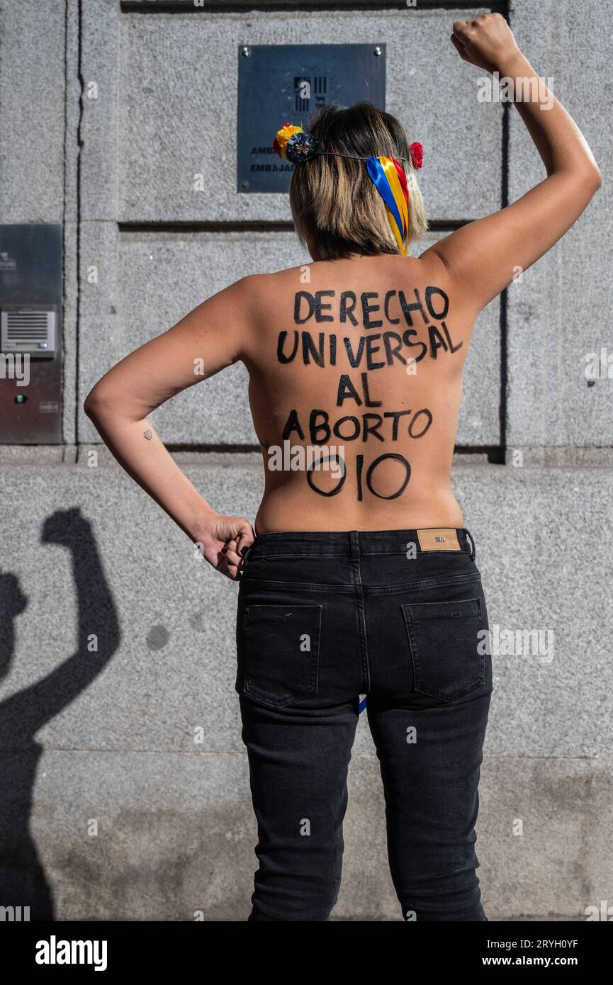 Madrid, Spanien. Oktober 2023. Eine Aktivistin der feministischen Gruppe FEMEN zeigt auf ihrem Rücken eine Botschaft mit der Aufschrift "universelles Recht auf Abtreibung", die vor der Botschaft von Andorra in Madrid protestiert. FEMEN-Aktivisten fordern die Entkriminalisierung der Abtreibung im Land Andorra. Quelle: Marcos del Mazo/Alamy Live News Stockfoto