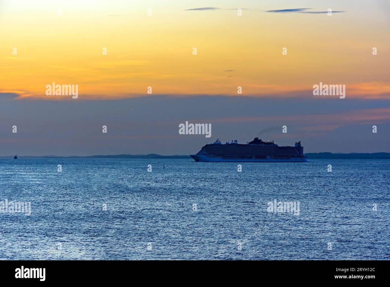 Atemberaubendes luxuriöses Kreuzfahrtschiff, das in der Stadt Salvador ankommt Stockfoto