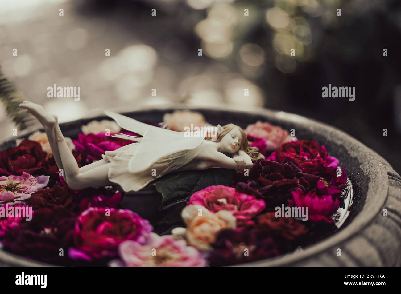 Die Fee schläft auf Blumen Stockfoto