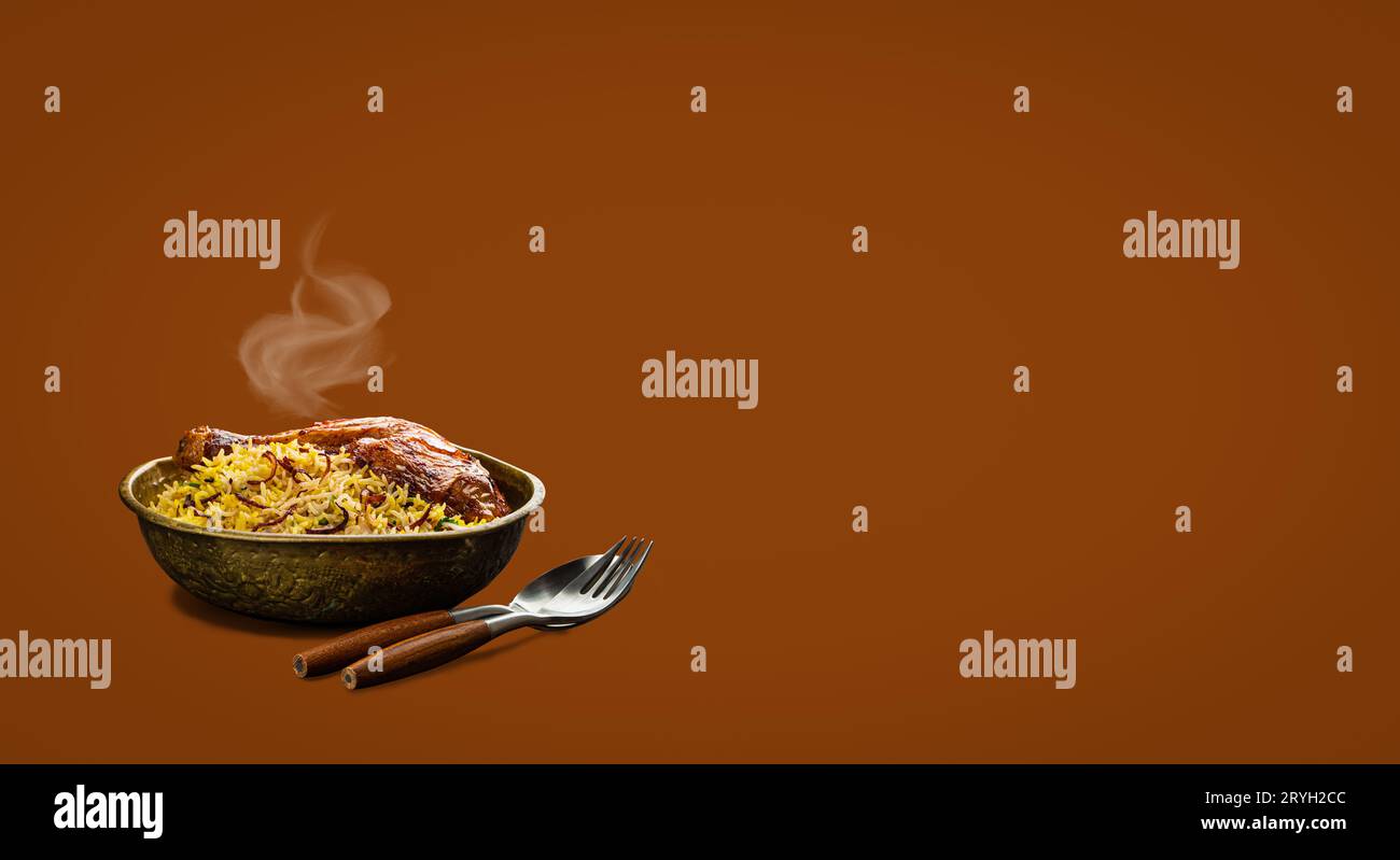 Indisches Gericht Biryani Huhn mit Basmati-Reis mit Dampf isoliert Stockfoto