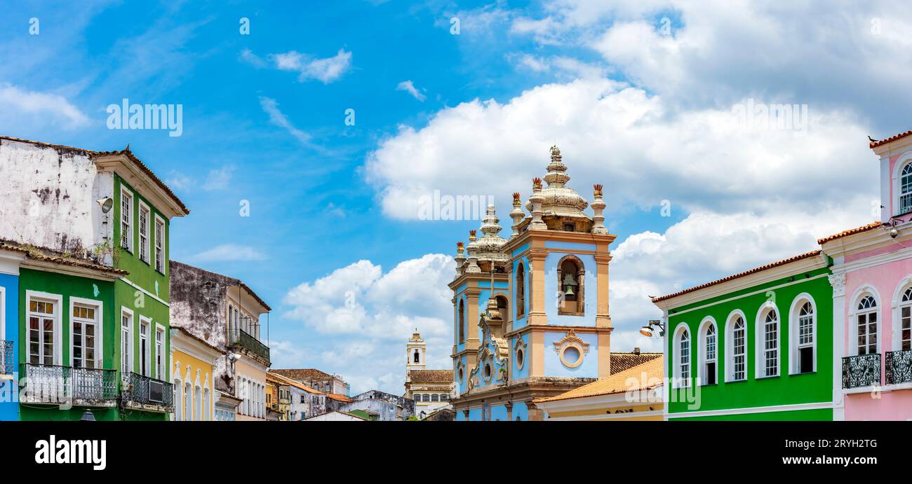 Farbenfrohe Fassaden von Häusern und Kirche in Pelourinho Stockfoto
