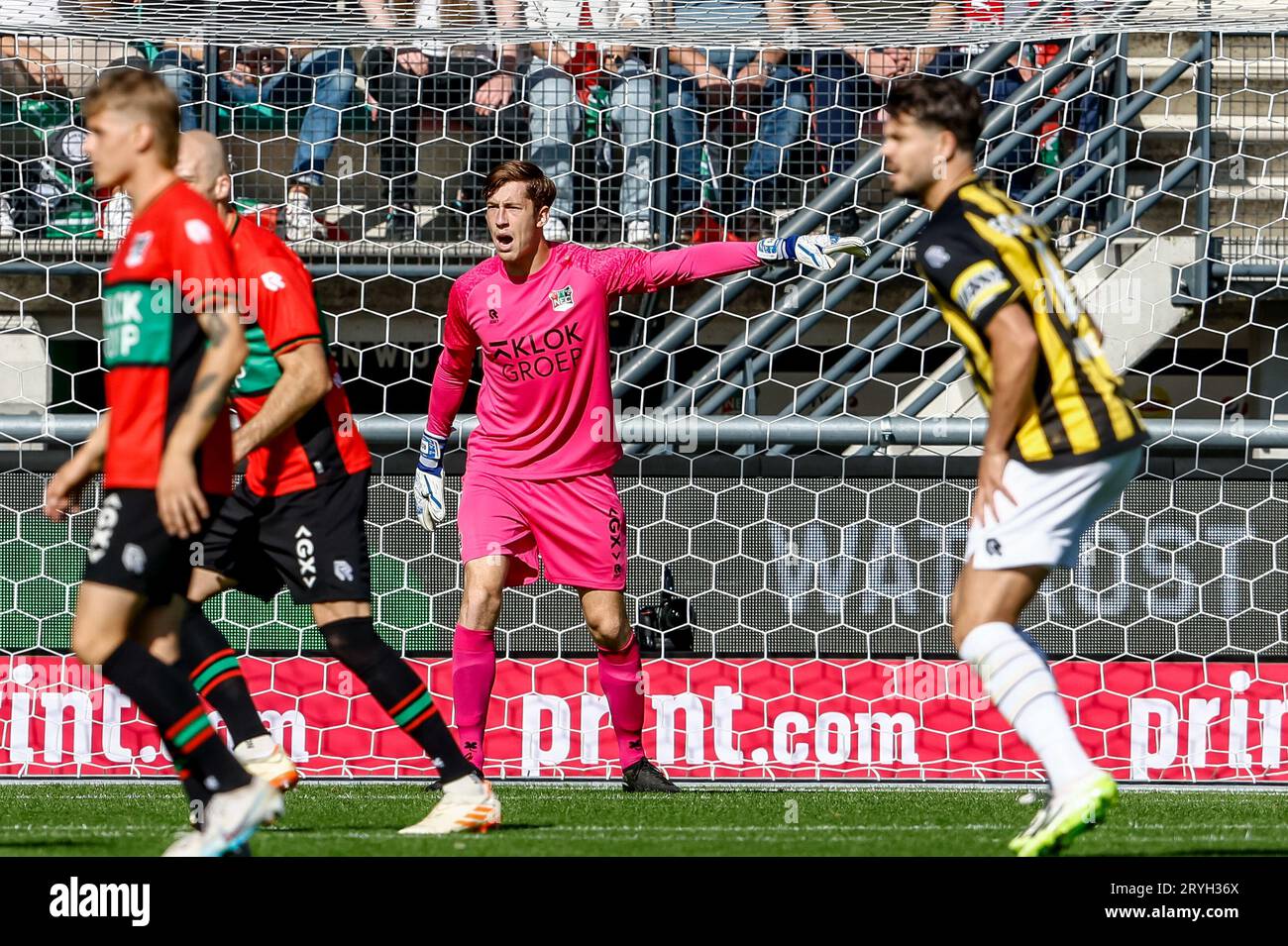 Nijmegen, Niederlande. Oktober 2023. NIJMEGEN, NIEDERLANDE - 1. OKTOBER: Torhüter Robin Roefs von NEC trainiert seine Teamkollegen während des niederländischen Eredivisie-Spiels zwischen NEC und Vitesse im Goffertstadion am 1. Oktober 2023 in Nijmegen, Niederlande. (Foto: Broer van den Boom/Orange Pictures) Credit: Orange Pics BV/Alamy Live News Stockfoto