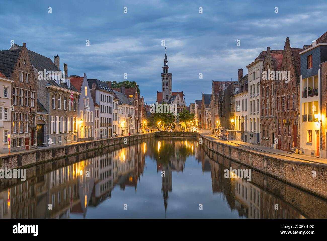 Brügge Belgien, nächtliche Skyline am Spiegelrei-Kanal von der Königsbrücke (Koningsbrug) Stockfoto