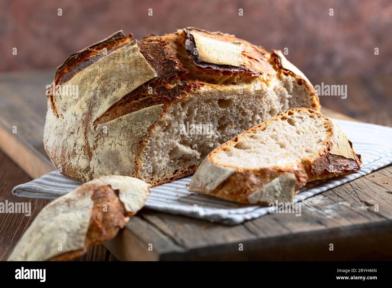 Hausgemachtes rundes Brot mit geschnittenen Scheiben. Stockfoto