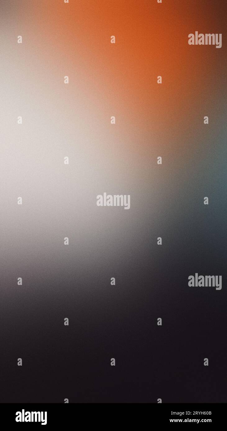 Dunkler verlaufender Hintergrund, abstrakte weiche Farben, körnige Textur, verschwommenes Orange, Grau, Weiß, Schwarz, vertikales Posterdesign Stockfoto