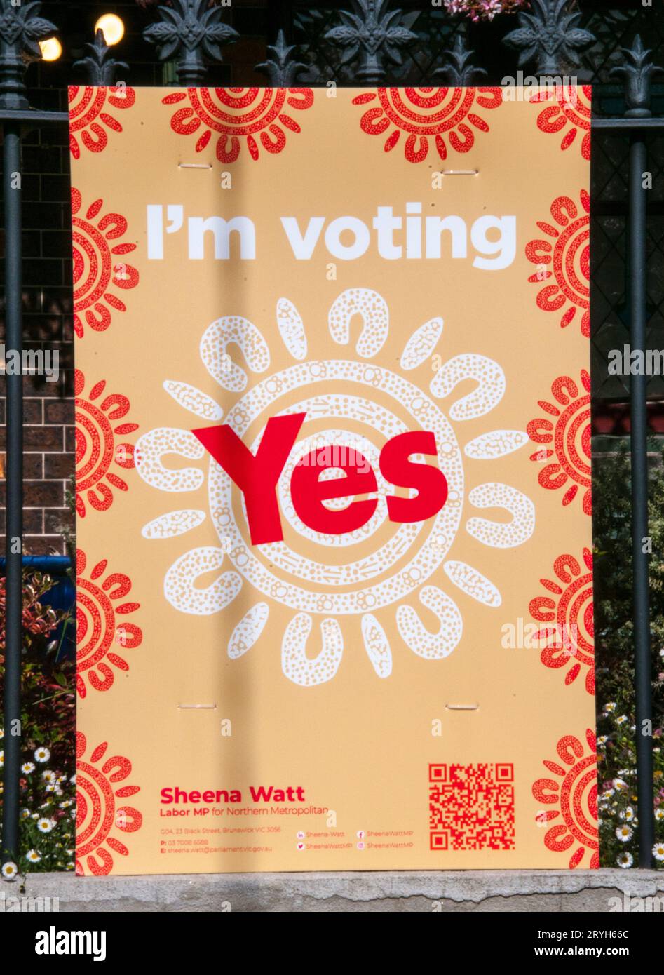 Plakate der Yes-Kampagne für Australiens erste Volksstimme zum Parlament am 14. Oktober 2023. Die Wähler lehnten den Vorschlag ab. Stockfoto