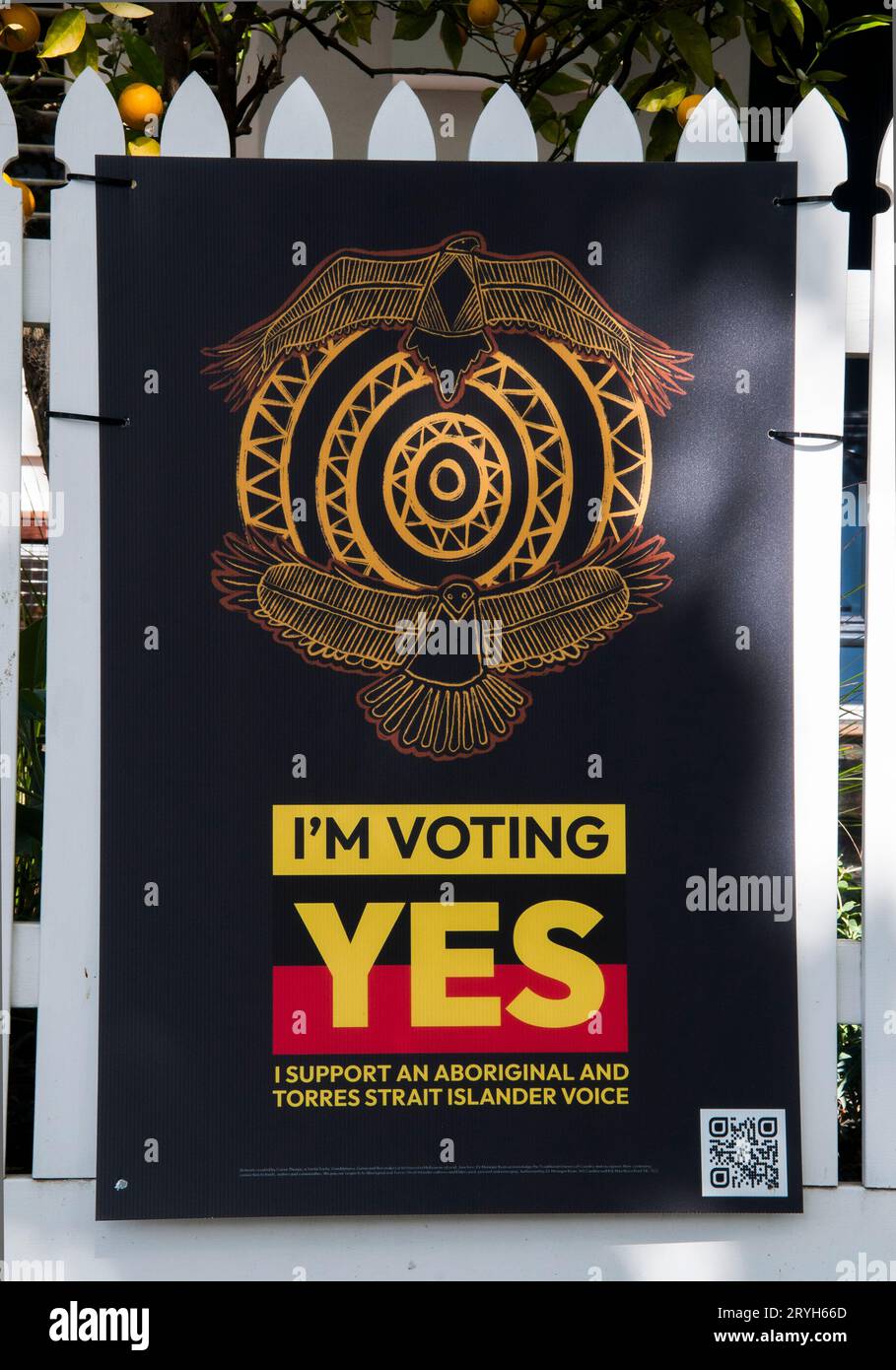 Plakate der Yes-Kampagne für Australiens erste Volksstimme zum Parlament am 14. Oktober 2023. Die Wähler lehnten den Vorschlag ab. Stockfoto