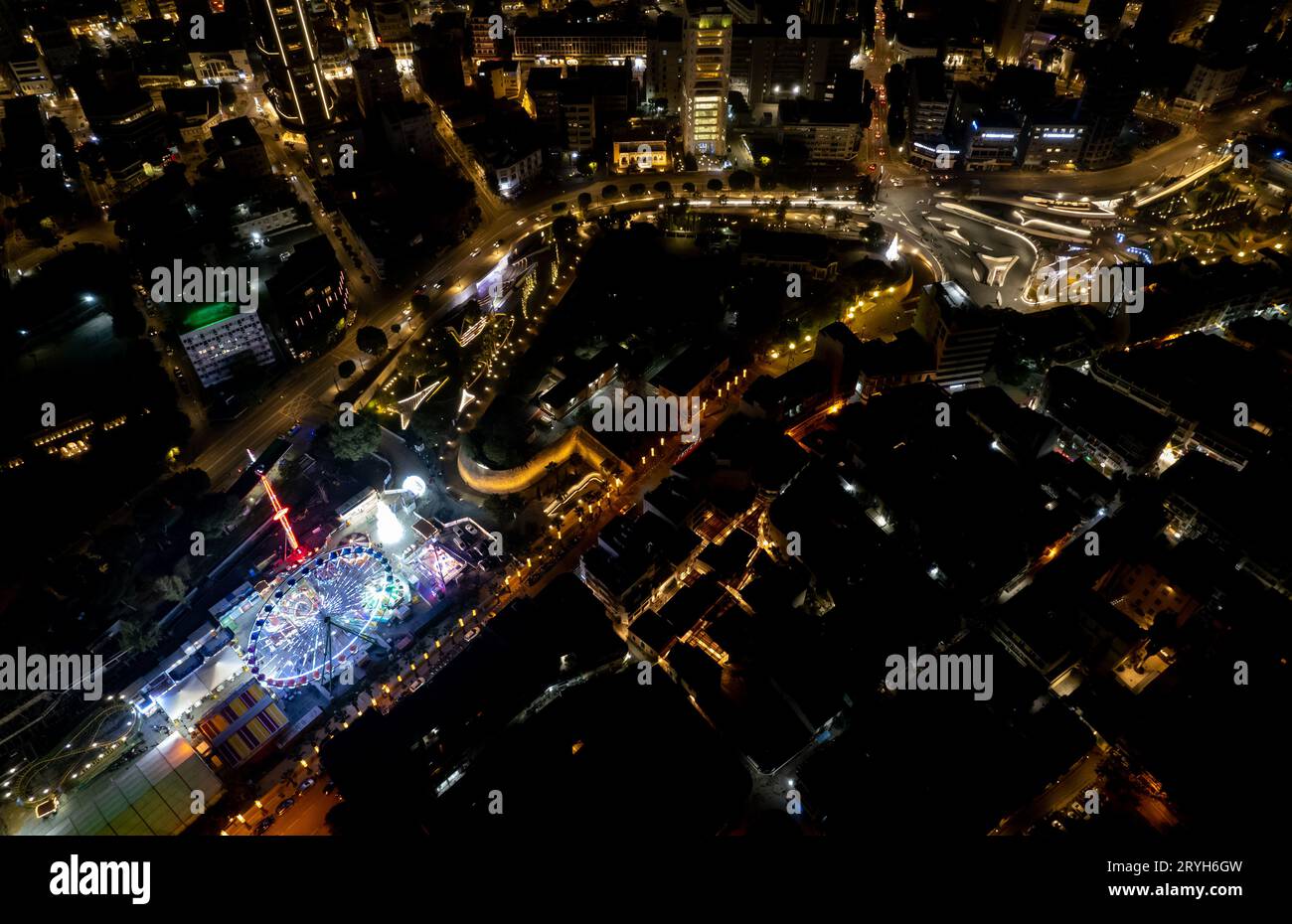 Luftaufnahme der Stadt Nikosia in Zypern bei Nacht. Europäische Städte Stockfoto