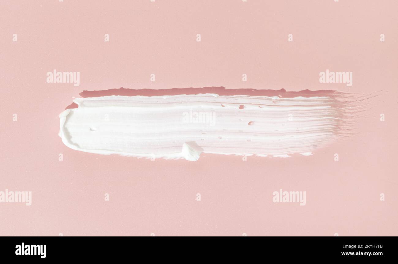 Weißer kosmetischer Cremeabstrich, isoliert auf pinkfarbenem Hintergrund. Hautpflegeprodukt Stockfoto