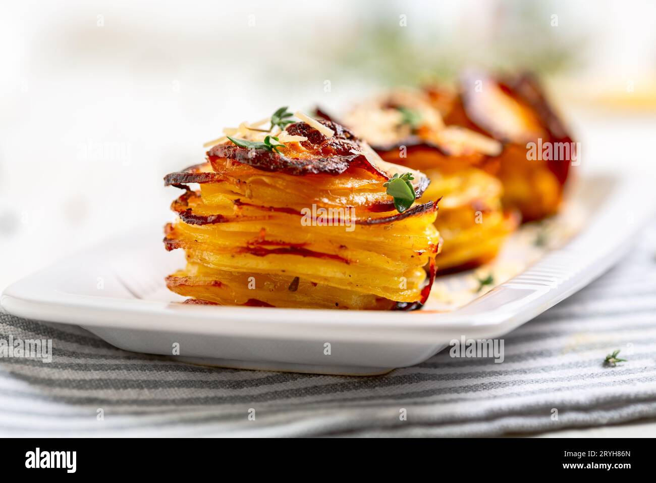 Kartoffelstapel mit Parmesan. Stockfoto