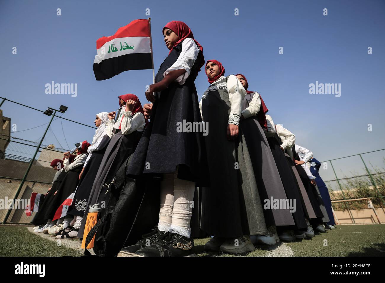 Bagdad, Irak. Oktober 2023. Die Schüler stehen am ersten Tag des neuen