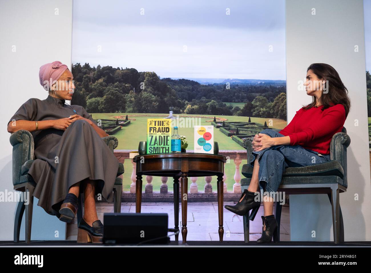 Zadie Smith, englischer Schriftsteller, Debütroman „White Teeth“, interviewt von Nerve Emre beim Clivden Literary Festival in Berkshire, England Stockfoto