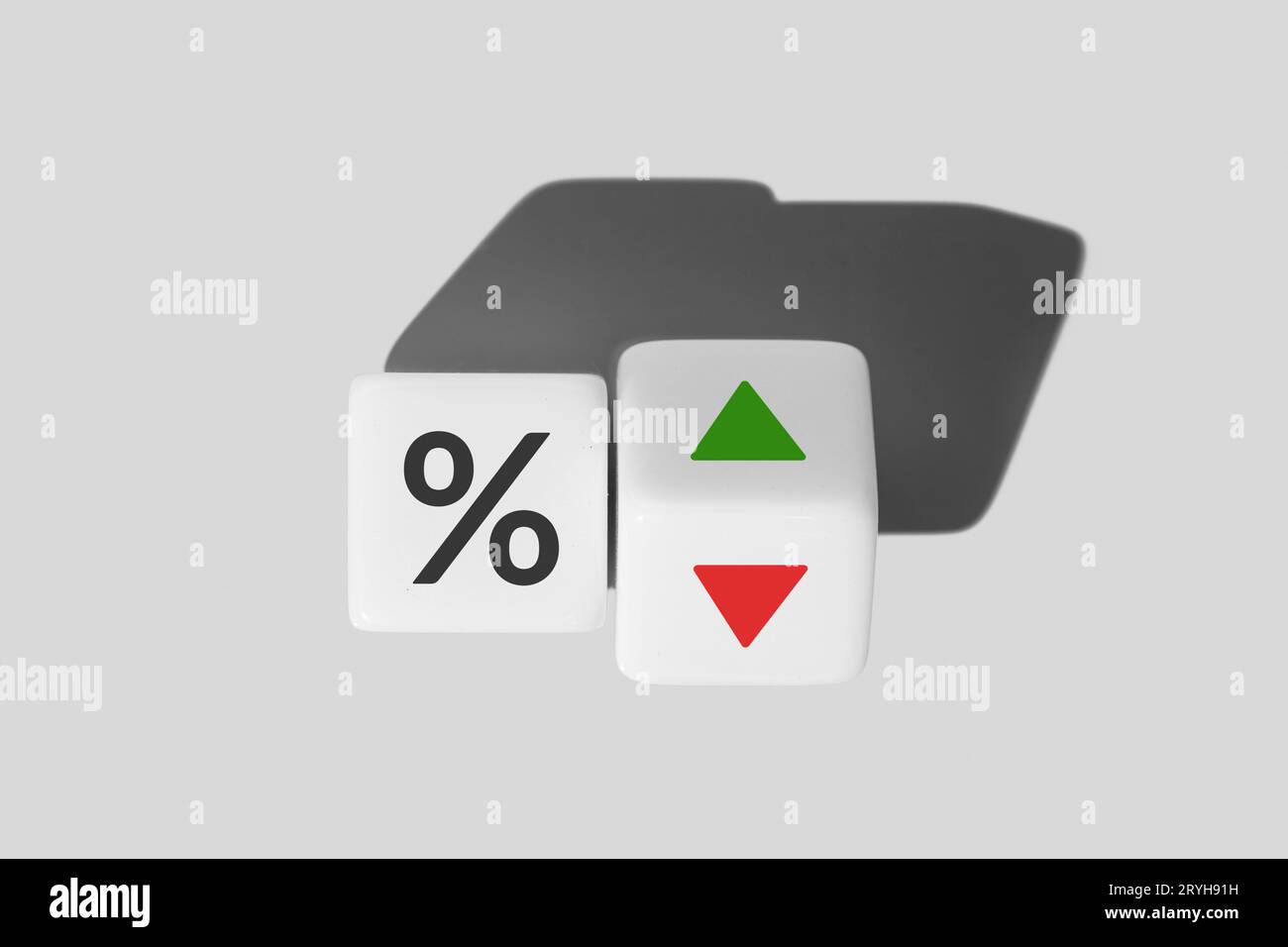 Konzept für Zinssätze und Hypothekenzinsen. Symbol Prozentsymbol und Pfeil nach oben und unten auf Würfelblöcken Stockfoto