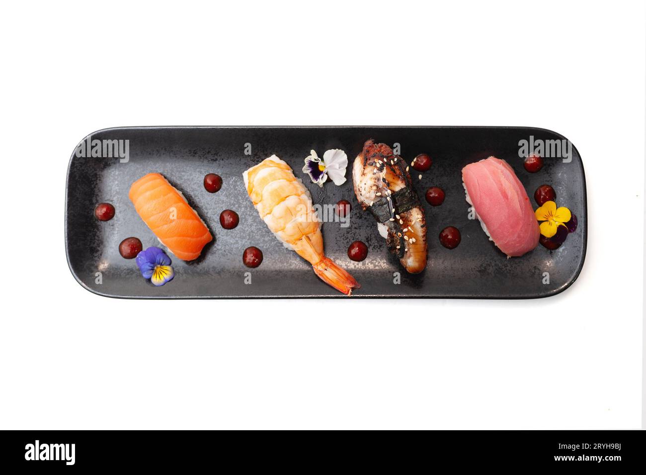 Nigiri-Sushi-Set mit Lachs, Aal, Thunfisch und Garnelen, flach auf schwarzem Teller isoliert. Traditionelle japanische Küche, Sushi-Restaurant-Menü. Hohe Qualität p Stockfoto