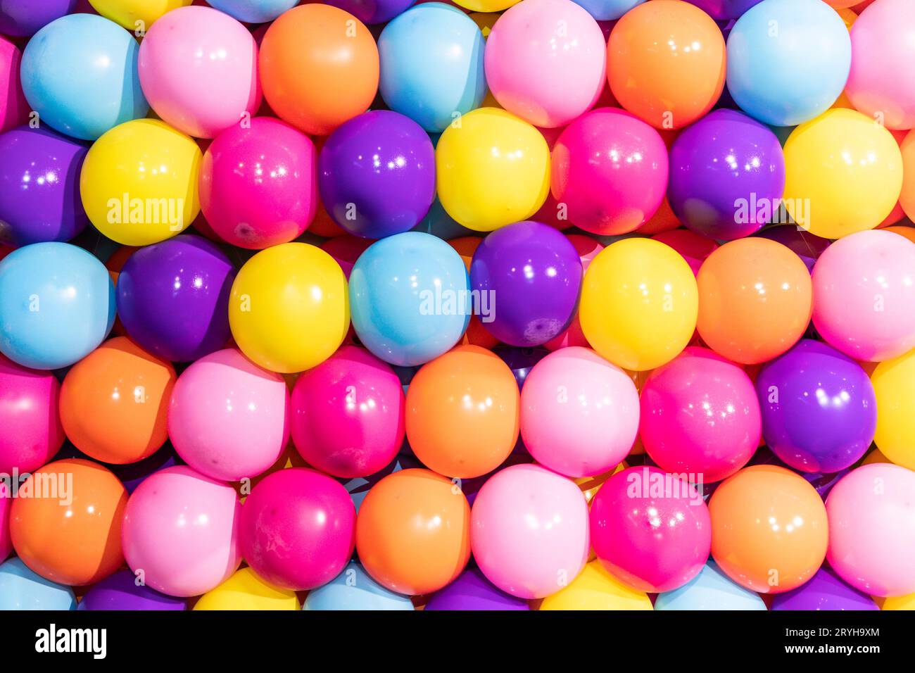 Bunte Ballons Hintergrund - echtes Foto, Konzept der Feier, Party, glücklich, Überraschung. Stockfoto