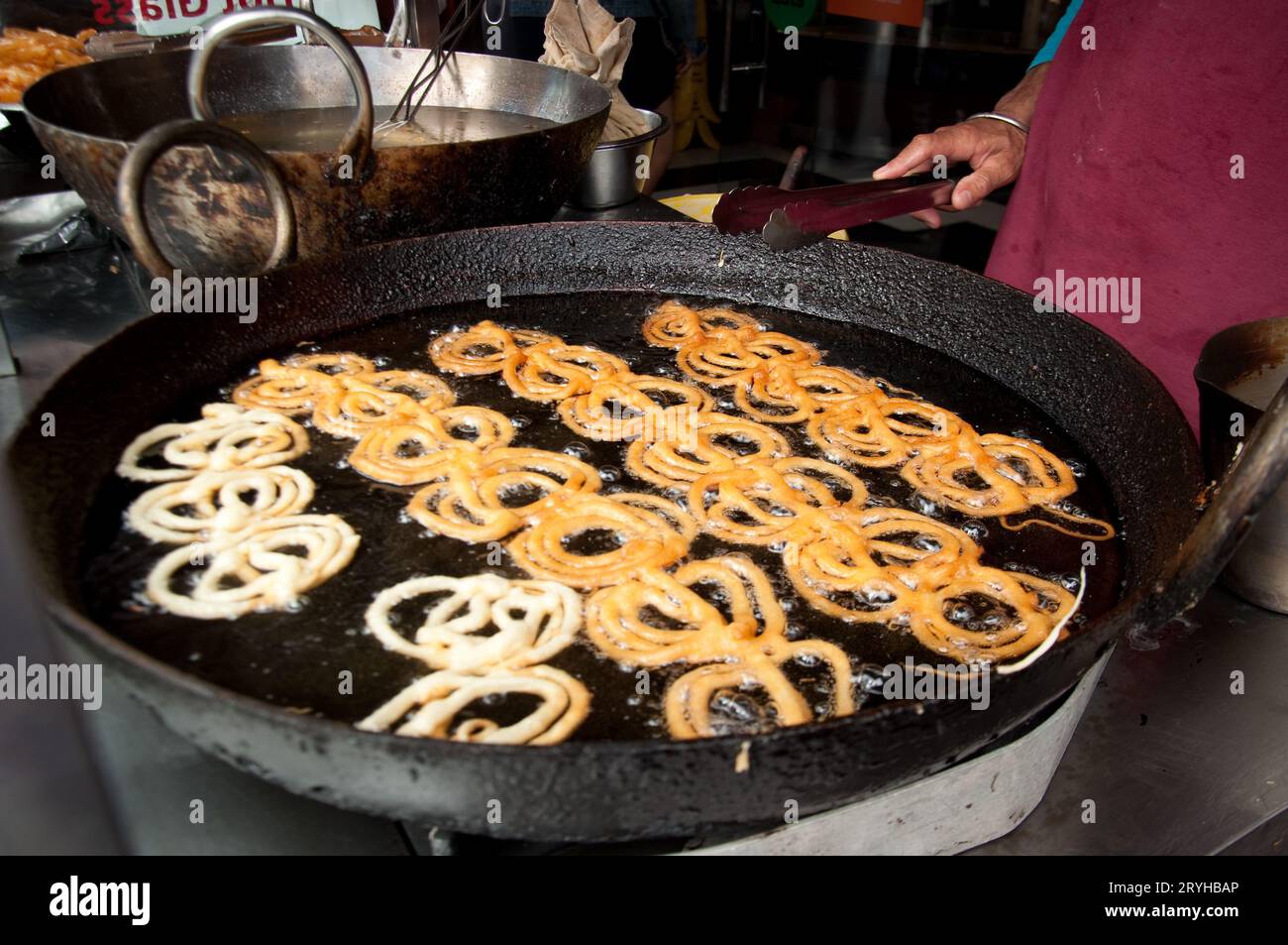 Street Food wird auf der Straße gekocht, Southall, London, Großbritannien Stockfoto