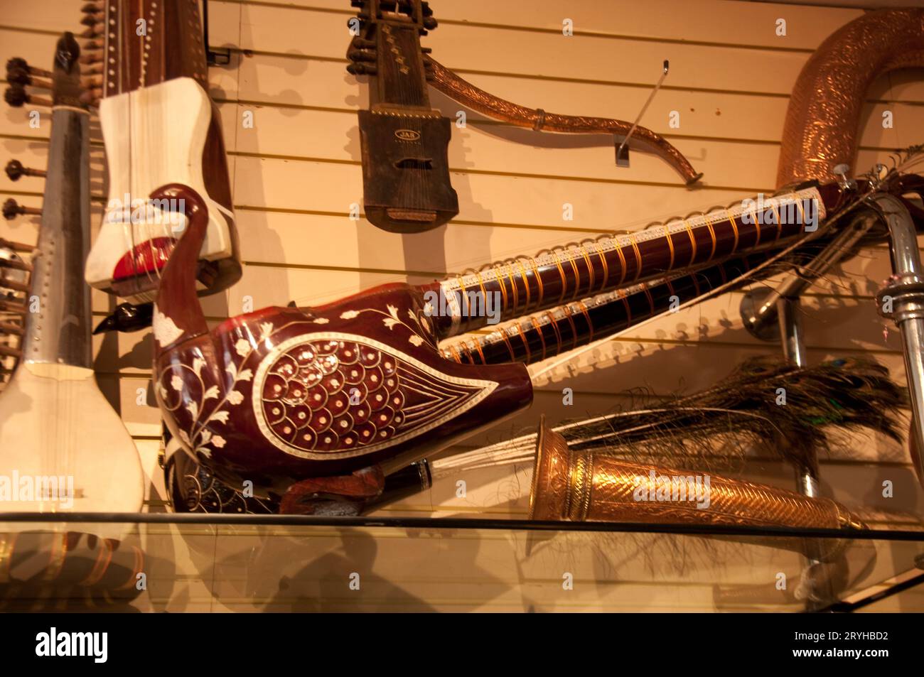 Sitar in Form eines Pfaus; Indian Music Shop, Southall, London, UK Stockfoto