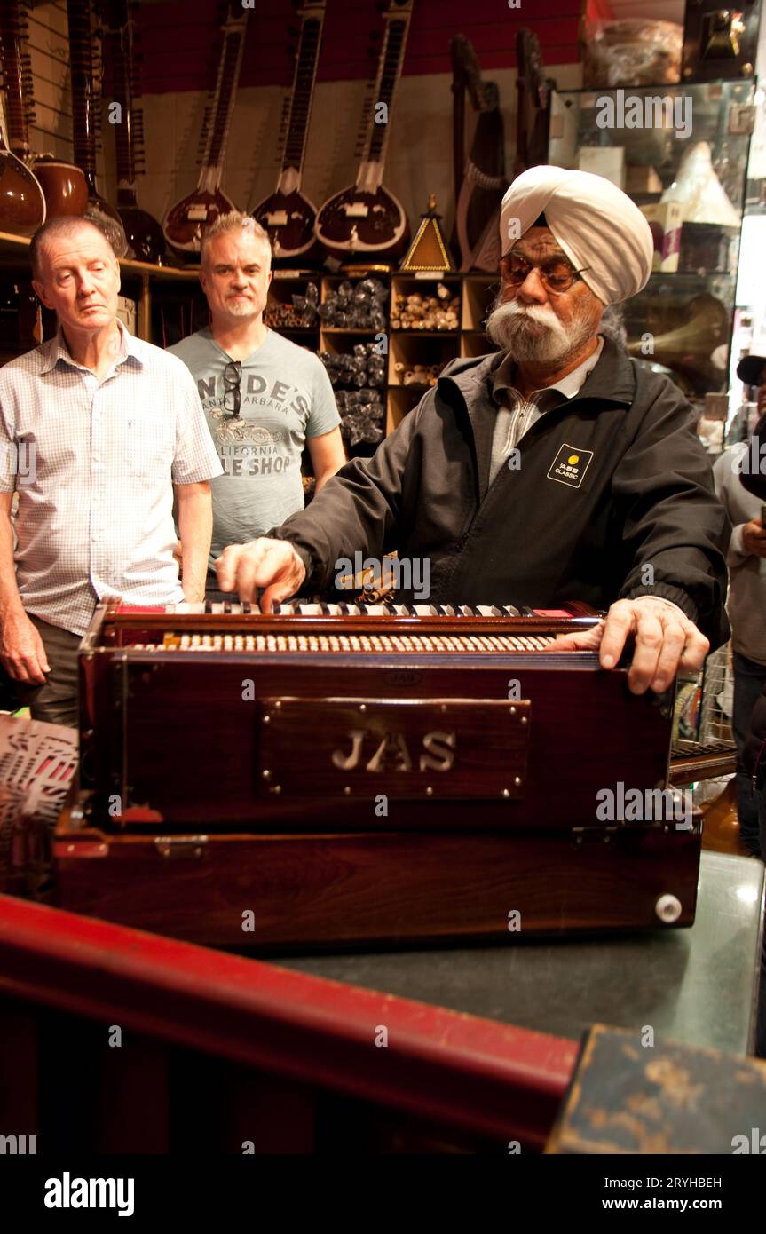 Professioneller Akkordeonspieler, der Akkordeonspieler, Indian Music Shop, Southall, London, UK Stockfoto